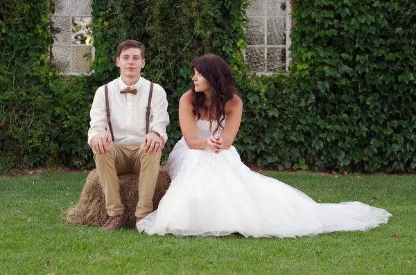 Hillbilly hipster vintage novia y novio fuera de la iglesia —  Fotos de Stock