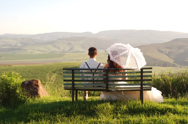 Afrikaanse bruid en bruidegom op Bank met landschap — Stockfoto