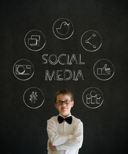 Tänkande pojke affärsman med sociala medier ikoner — Stockfoto