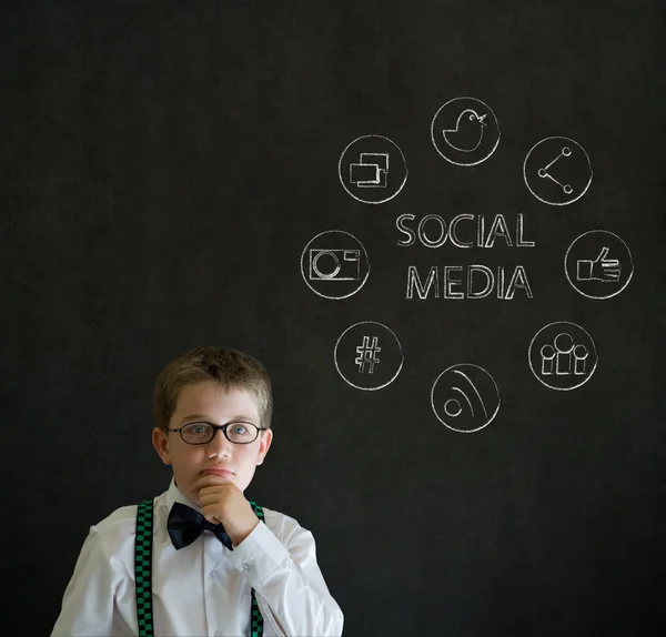Pensando chico hombre de negocios con iconos de redes sociales —  Fotos de Stock