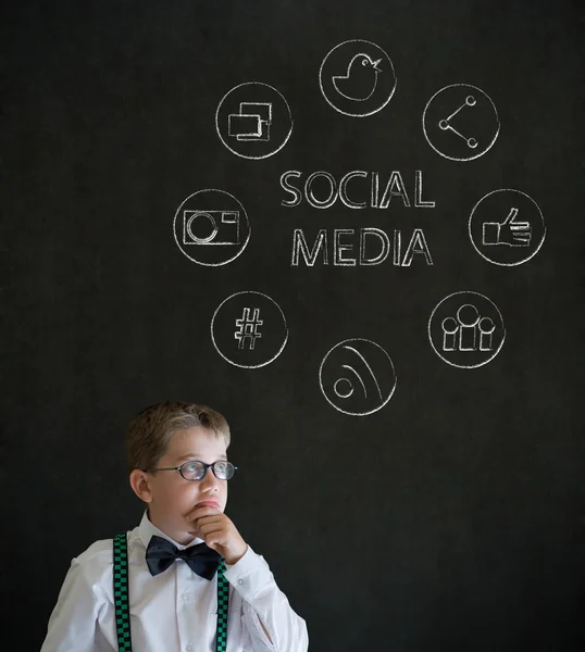 Myślenie biznesmen chłopiec z mediów społecznościowych ikony — Zdjęcie stockowe