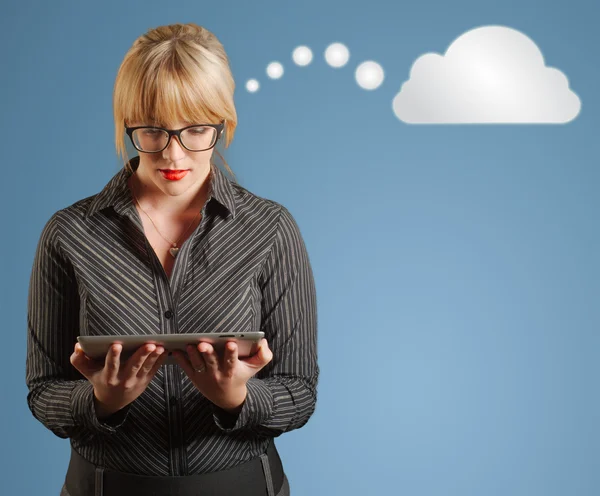 Affärskvinna tänkande moln eller computing — Stockfoto