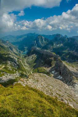 İsviçre 'deki Santis kablo istasyonundan dağ manzarası