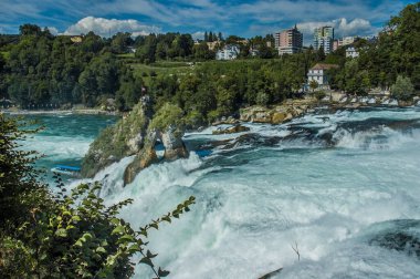 Ren Şelalesi su ve kayalar, İsviçre