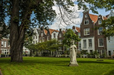 Hollanda 'daki bazı tipik evlerin yanında Amsterdam bahçesi