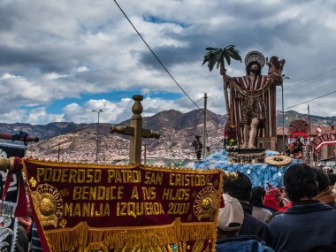 Corpus Christi, Cuzco, Peru geçit töreninde San Cristobal heykeli