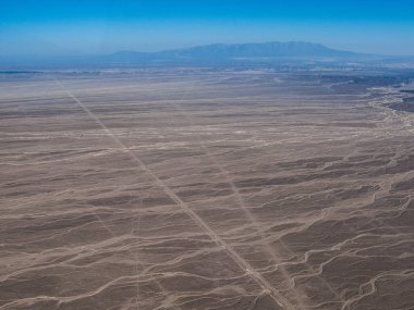 Küçük uçak Peru 'dan Nazca hatları ve çöl manzarası
