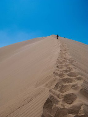 Huacachina dune yükselme ayak izleri detayı, Peru