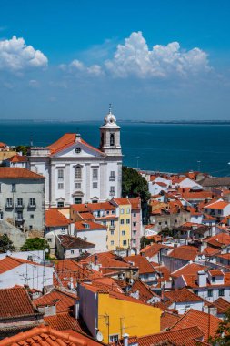 Lizbon deniz panoramik şehir manzarası güneş altında, Portekiz