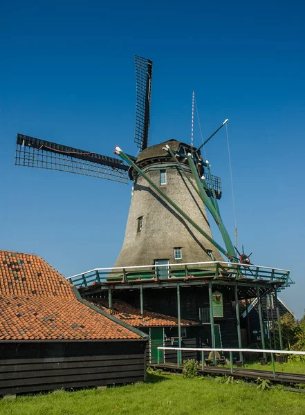 Moulin Vent Actif Par Une Journée Ensoleillée Aux Pays Bas — Photo