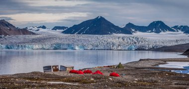 Bir buzulun önünde kamp yeri, Svalbard.