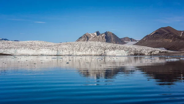 Μικρά Παγόβουνα Μπροστά Από Έναν Παγετώνα Svalbard — Φωτογραφία Αρχείου