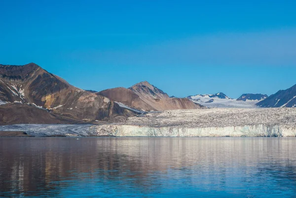 Gletsjer Een Zonnige Dag Buurt Van Longyearbyen Spitsbergen Noorwegen — Stockfoto
