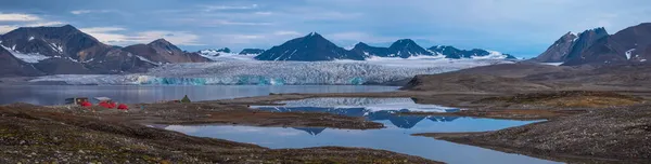 Kemping Egy Gleccser Előtt Svalbard — Stock Fotó