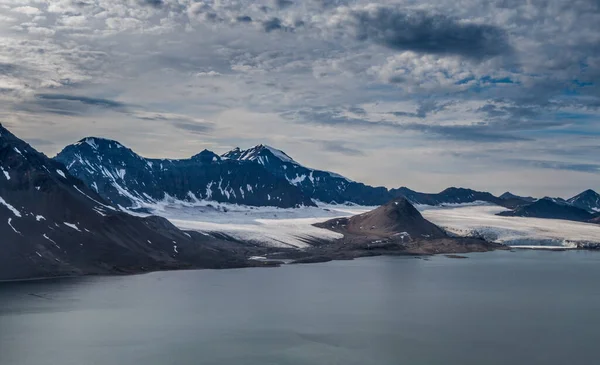 Buzul Dağ Sıraları Bulutların Altında Svalbard — Stok fotoğraf