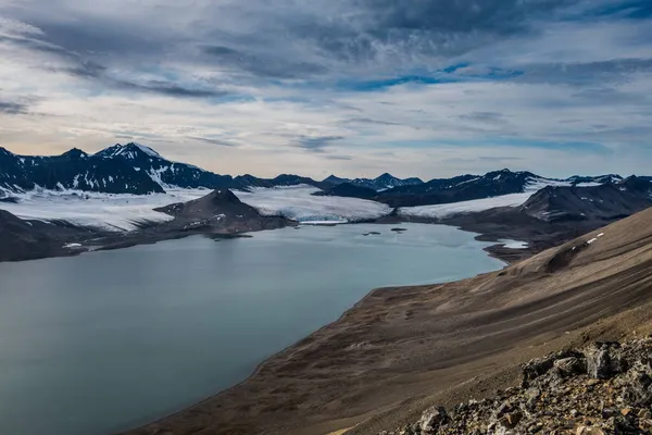 Ledovec Pohoří Pod Mraky Svalbard — Stock fotografie