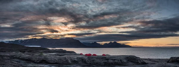 Buzul Kıyısı Yakınlarındaki Kamp Alanında Gece Yarısı Güneşi Svalbard — Stok fotoğraf