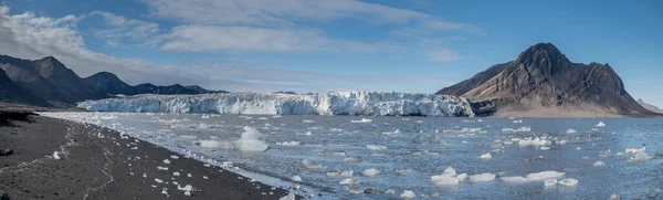 Kis Jéghegyek Gleccser Előtt Svalbard — Stock Fotó