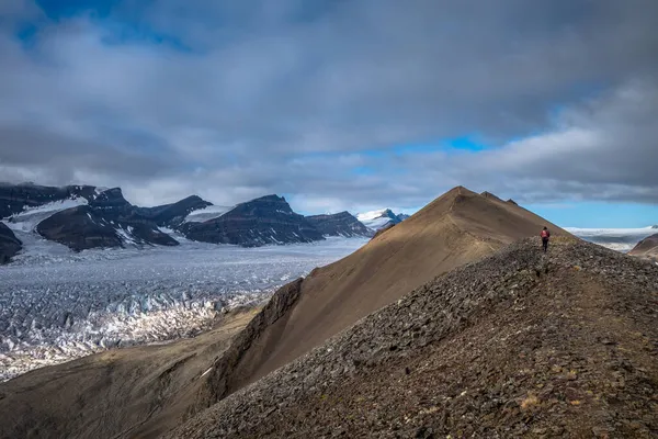 Trails Bergen Bij Een Gletsjer Spitsbergen — Stockfoto