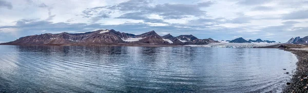 冰川和山脉反射 斯瓦尔巴 — 图库照片