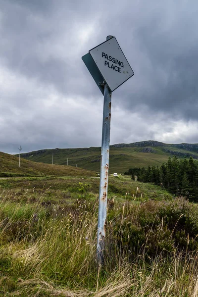オーバーテイクのためスコットランドの場所道路信号を渡す — ストック写真