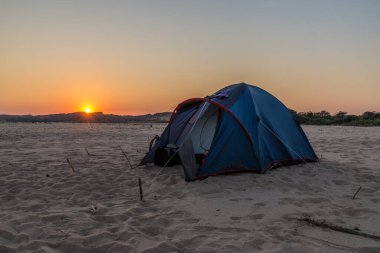 Manambolo Nehri 'ndeki kamp çadırı, Madagaskar.