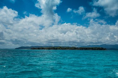 Meraklı Iranja, Madagaskar 'da kristal berrak su