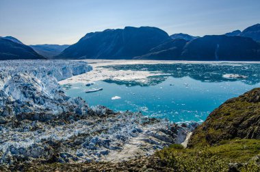 Grönland, Narsarsuaq yakınlarında güneşli bir günde buzul.