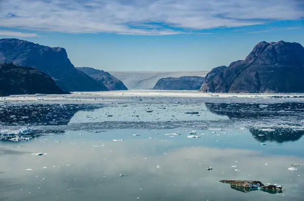 グリーンランドのナルサルスアク近くの晴れた日の氷河 — ストック写真