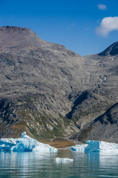Μικρό Και Μπλε Παγόβουνο Κοντά Στην Ακτή Γροιλανδία — Φωτογραφία Αρχείου