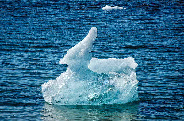 오리는 그린랜드의 근처에서 빙산을 만들었다 — 스톡 사진