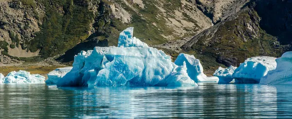 Μικρό Και Μπλε Παγόβουνο Κοντά Στην Ακτή Γροιλανδία — Φωτογραφία Αρχείου