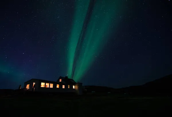 Grönland Daki Bir Çiftlik Evinin Üzerinde Geceleyin Kuzey Işıkları — Stok fotoğraf