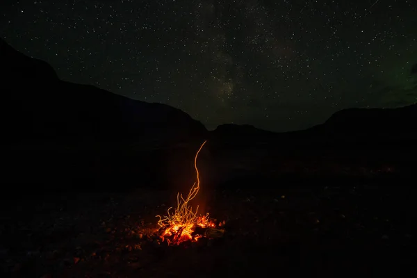 Grönland Yıldızların Altında Kamp Ateşi — Stok fotoğraf