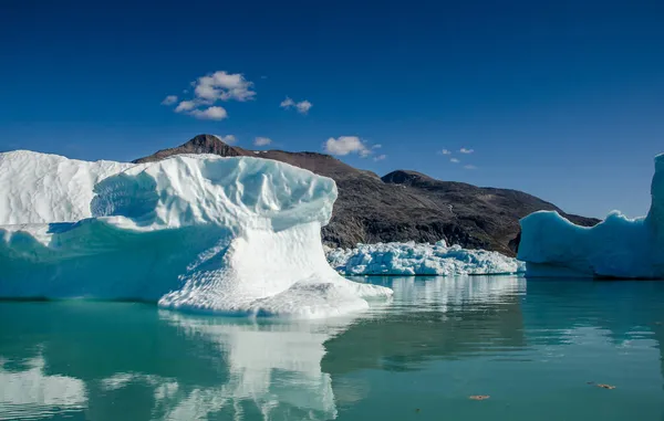 Små Isfjell Refleksjoner Nær Kysten Grønland – stockfoto