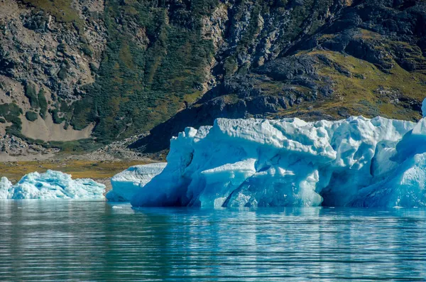 Kleine Eisberge Und Spiegelungen Küstennähe Grönland — Stockfoto