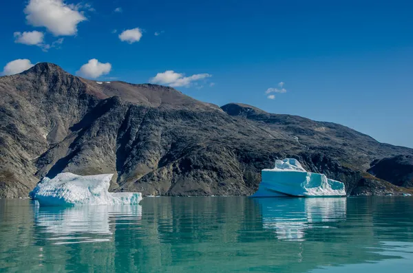 Pequeños Témpanos Reflejos Cerca Costa Groenlandia —  Fotos de Stock