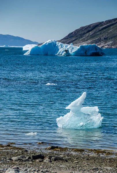 Grönland Bir Buzulun Yanında Ördek Şeklinde Buzdağı — Stok fotoğraf