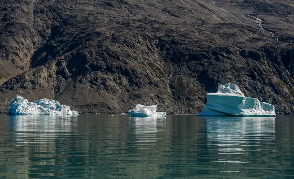 Μικρά Παγόβουνα Και Αντανακλάσεις Κοντά Στην Ακτή Γροιλανδία — Φωτογραφία Αρχείου