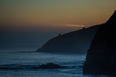 Matxitxako deniz feneri ışığı şafak vakti, Bask Ülkesi