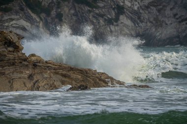 Bask Bölgesi, Barrika 'daki sahil kayalıklarında deniz dalgaları kırılıyor.