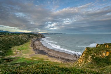 Sabaha karşı Azkorri plajı Bulutların altında, Bask Ülkesi