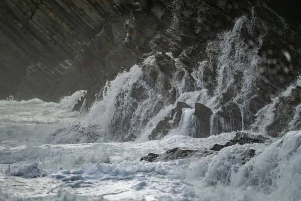 Havsvågor Bryter Kustklipporna Barrika Baskien — Stockfoto