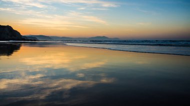 Sopelana, Bask Bölgesi 'ndeki kumsalda gökyüzü yenilenmesi