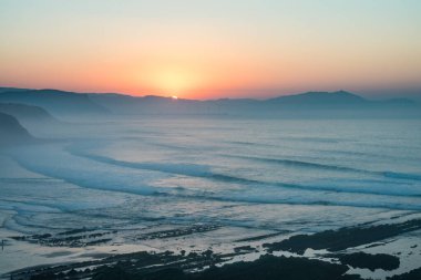 Sopelana, Bask Ülkesi 'ndeki sahil kayalıklarında deniz sisi.