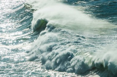 Rüzgarlı bir günde deniz dalgaları kuyrukları, Bask Ülkesi