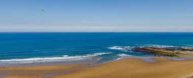 Sopelana, Bask Bölgesi 'ndeki plajda paraşütle atlama