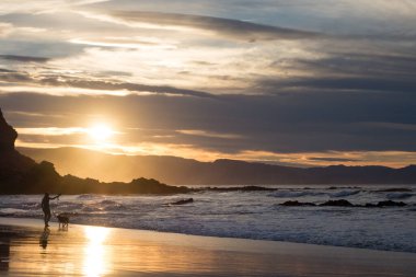 Akşam karanlığında Sopelana Sahili, Bask Ülkesi.