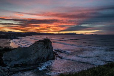 Sopelana, Bask ülkesinde kızıl gökyüzü ile gün batımı