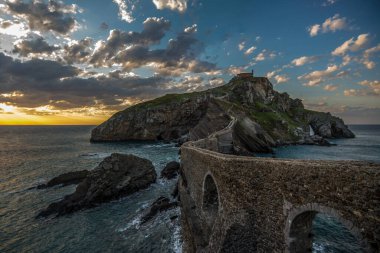 Alacakaranlıkta San Juan de Gaztelugatxe inziva yeri, Euskadi